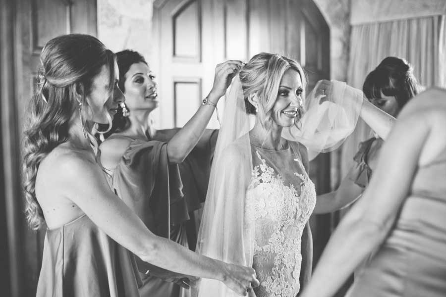 getting ready photos of southern california bride